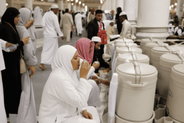 Seseorang sedang meneminum air zamzam