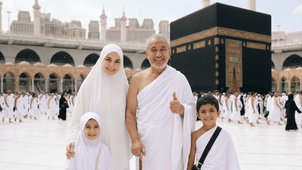 Seorang kakek, wanita berhijab, dan dua anak kecil mengenakan ihram putih di depan Ka'bah, Makkah.