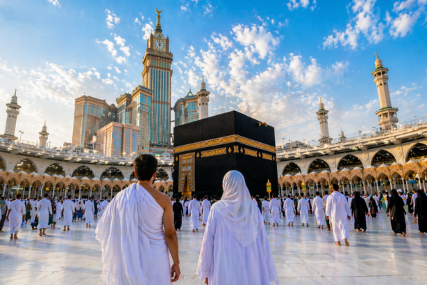 Jamaah umrah berjalan menuju Ka'bah di Masjidil Haram dengan latar menara Abraj Al Bait dan langit cerah