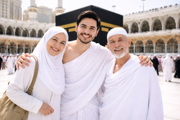 anak bersama ayah dan ibu menjalankan ibadah umrah di depan Ka'bah Masjidil Haram