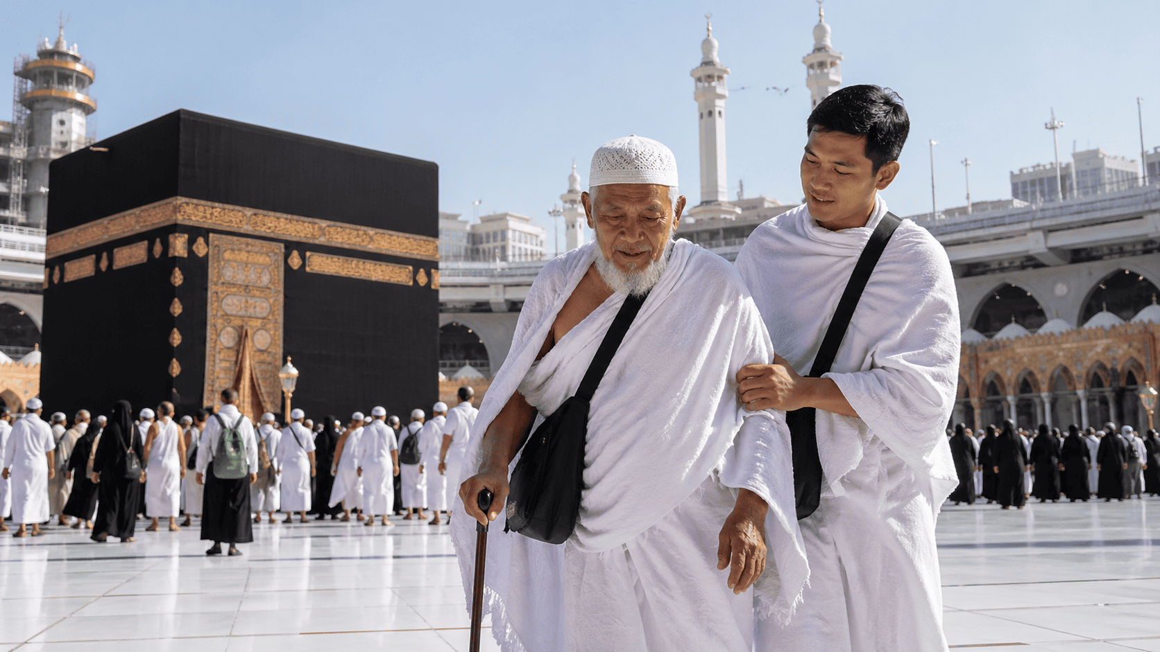 Seorang anak menuntun orang tua lanjut usia saat menjalankan ibadah umroh di depan Ka'bah dengan suasana khusyuk