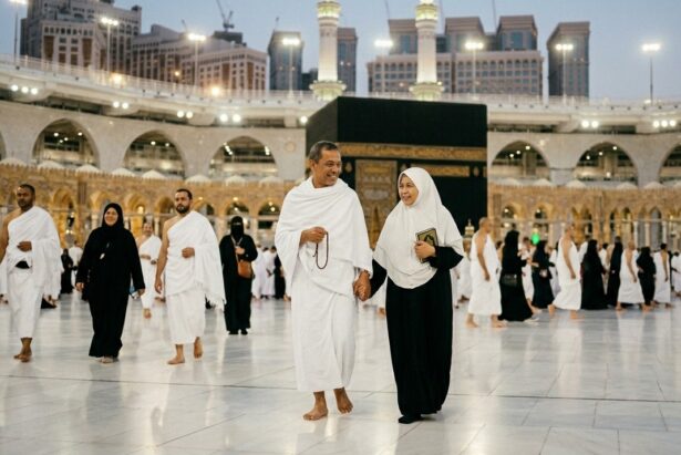 pasangan jamaah umrah berjalan bersama dengan suasana hangat dan khusyuk di masjidil haram